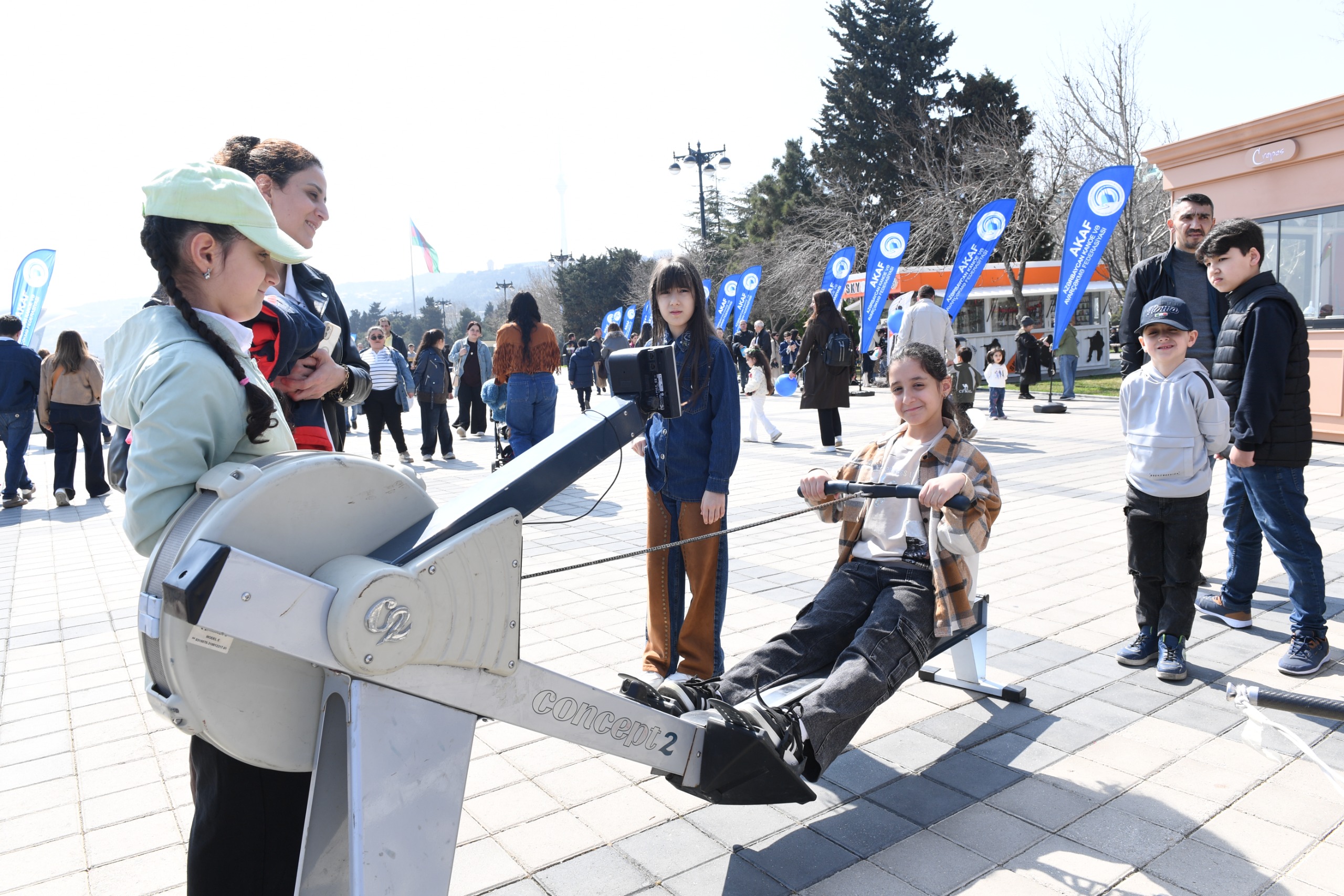 Bakıda Xəzərin suları avarçəkmə və yelkənli qayıqlarla bəzəndi (FOTO)